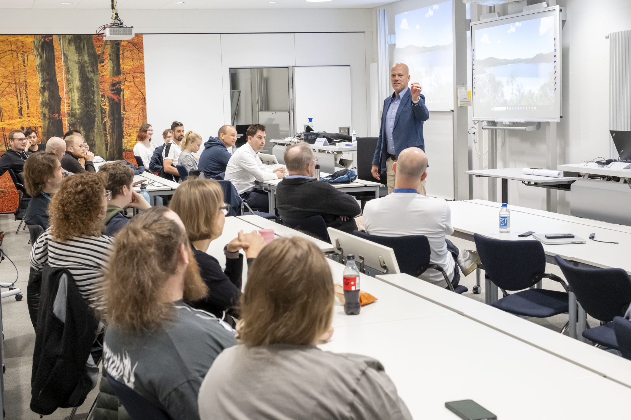 Prof. Dr. Benjamin Küchenhoff begrüßt die Teilnehmenden im Namen des Fachbereichs Finazen.
