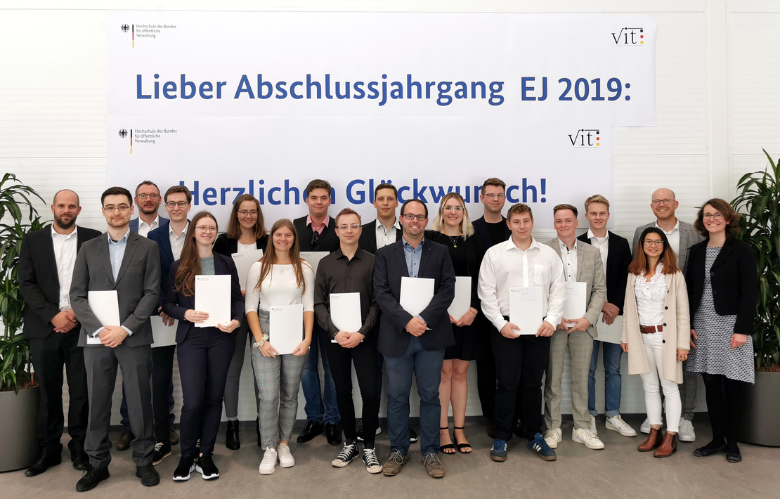 Gruppenbild der Absolvent*innen, die am 30.9.2022 ihre Diplomprüfungen ablegten